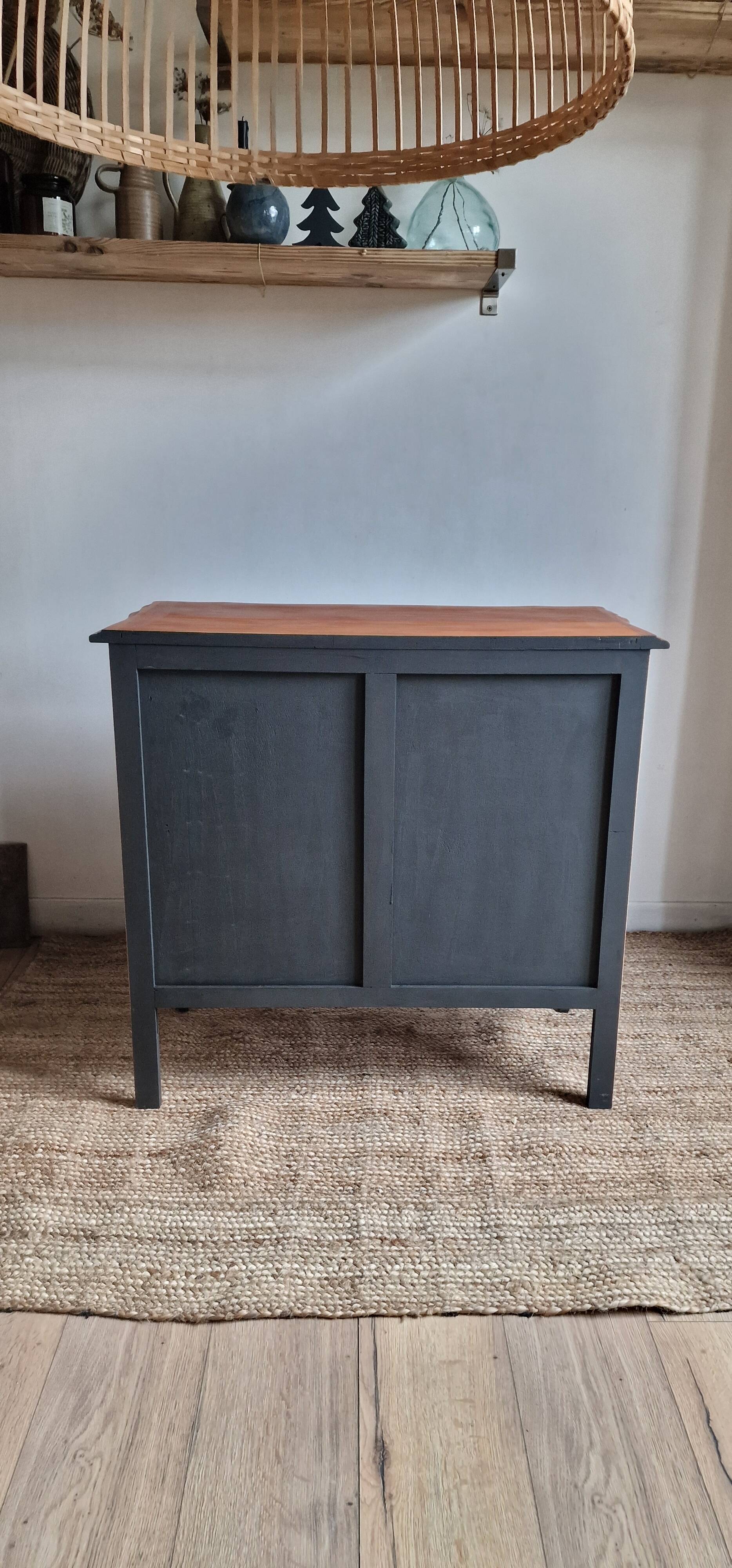 Antique chest of drawers