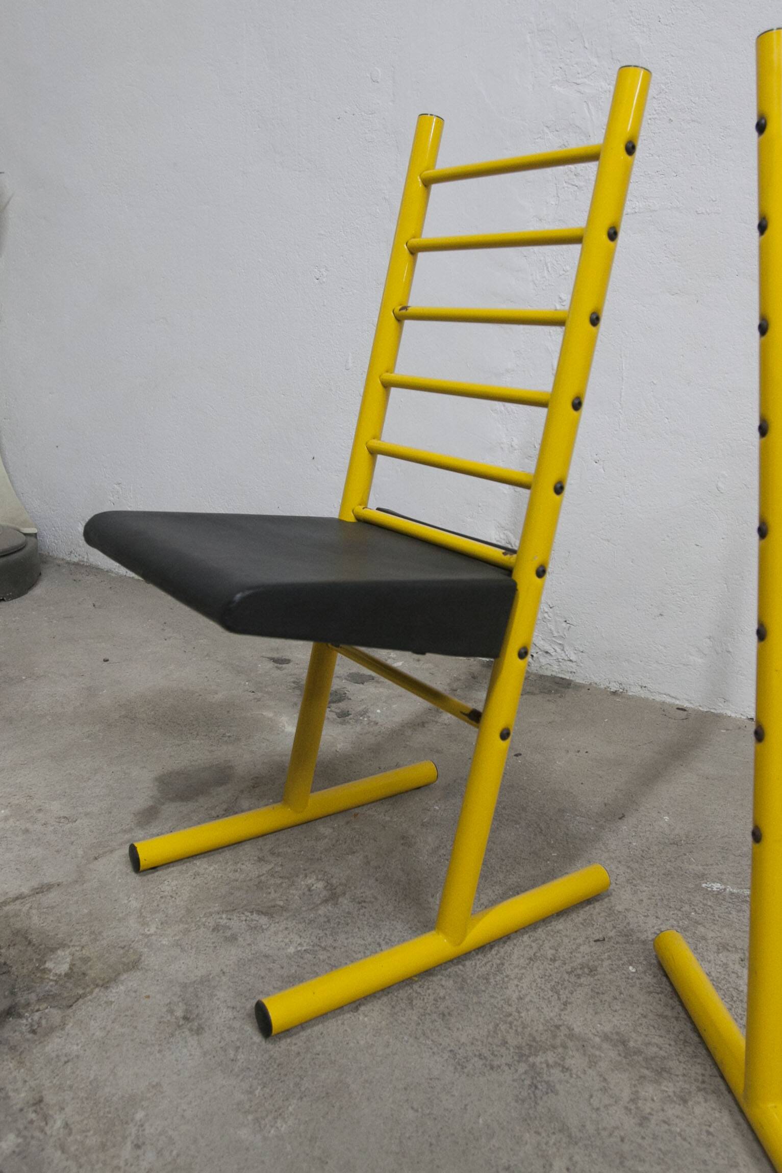 Pair of adjustable Italian bar stools in lacquered yellow and black