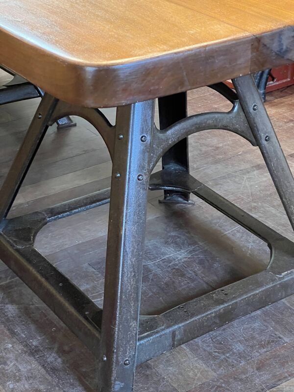 Grande table avec pieds indus