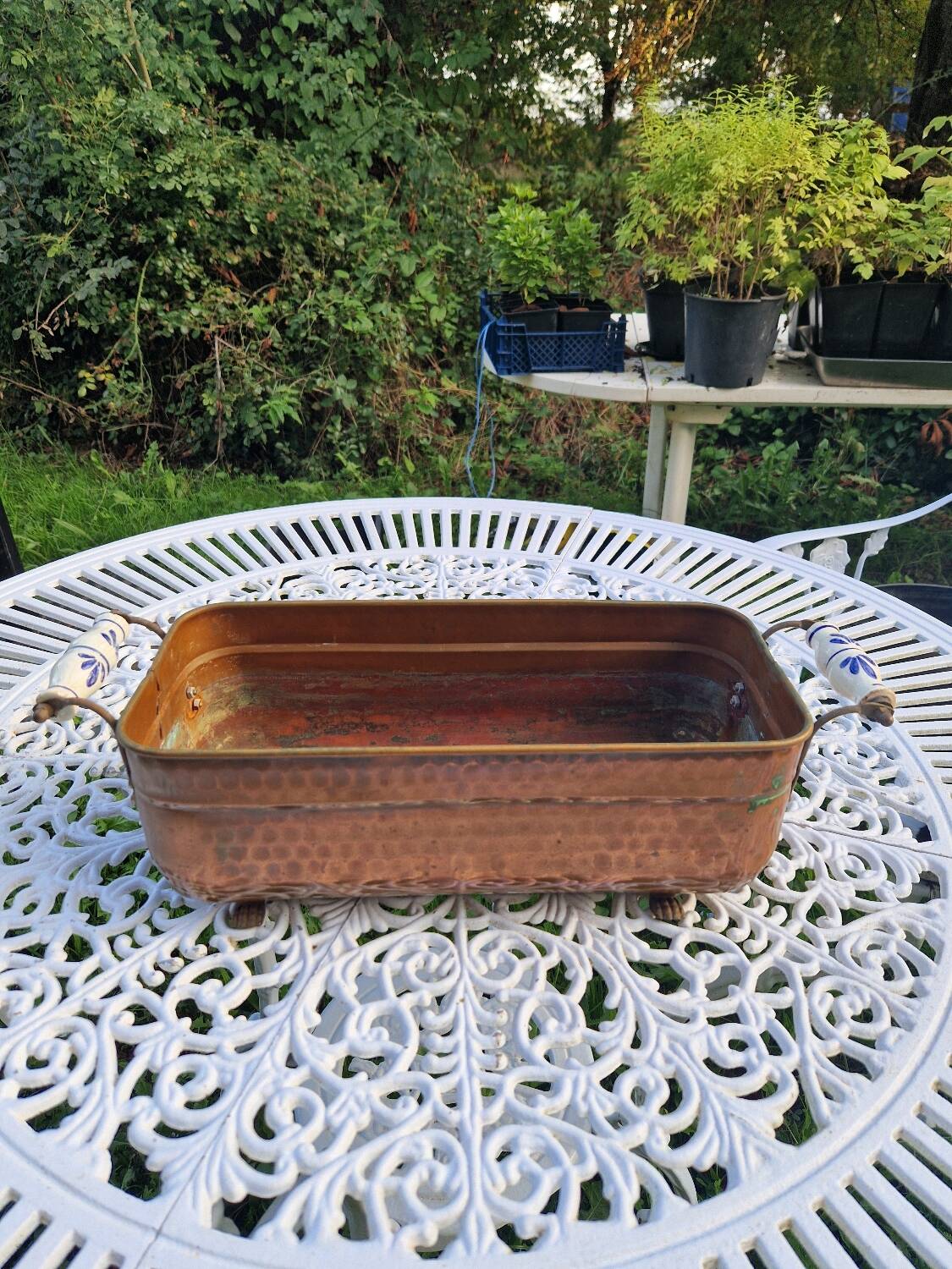 Cache-pot vintage en cuivre avec poignées en céramique et pieds griffe
