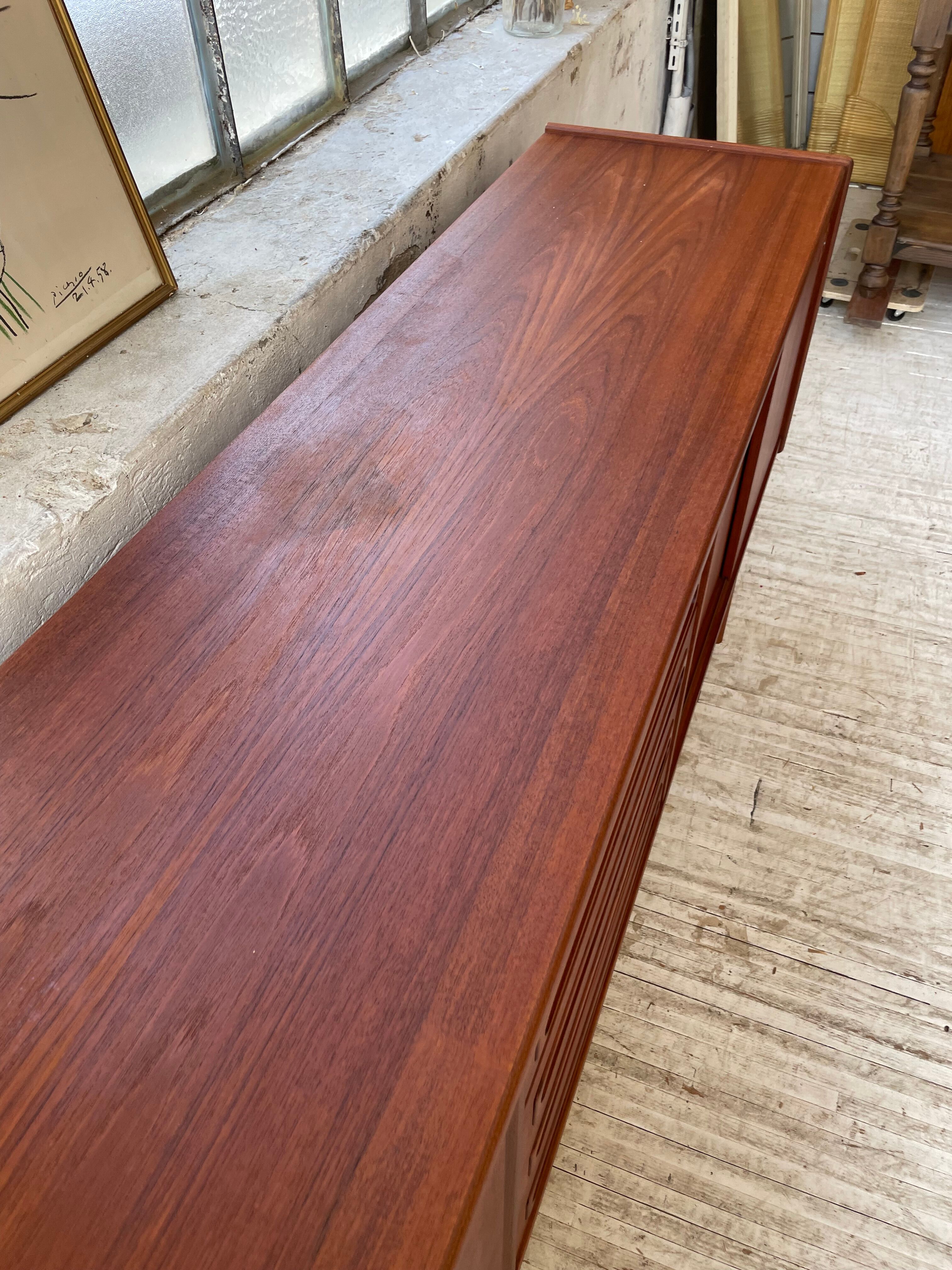 Teak row Johannes Andersen Samcom