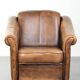 Fauteuil en peau de mouton magnifiquement conçu et confortable, avec un look intemporel et une finition de passepoil assortie.