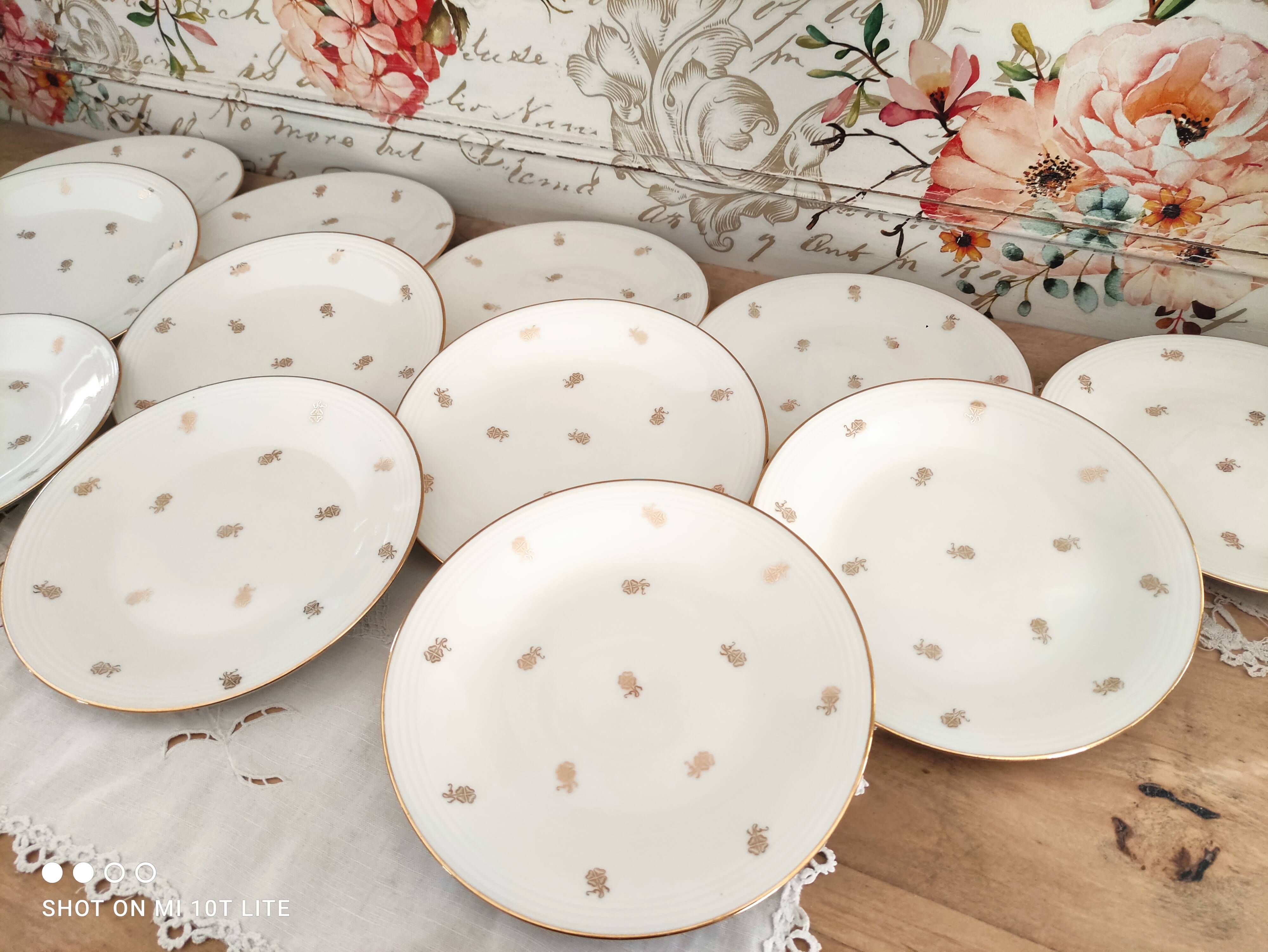 Lot de 12 assiettes à dessert en porcelaine de Limoges décor floral doré