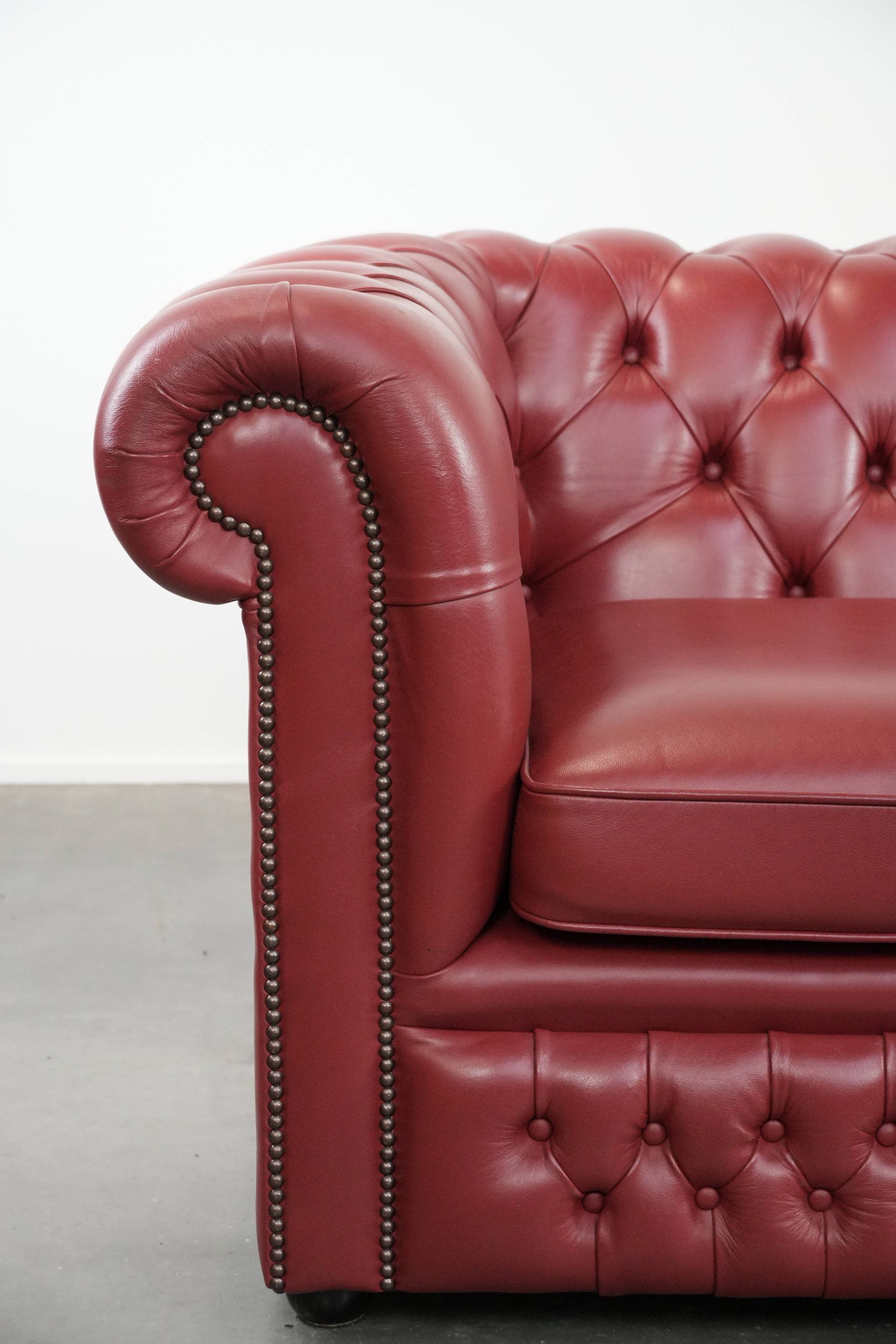 English cowhide Chesterfield 2.5-seater sofa in a stunning red colour