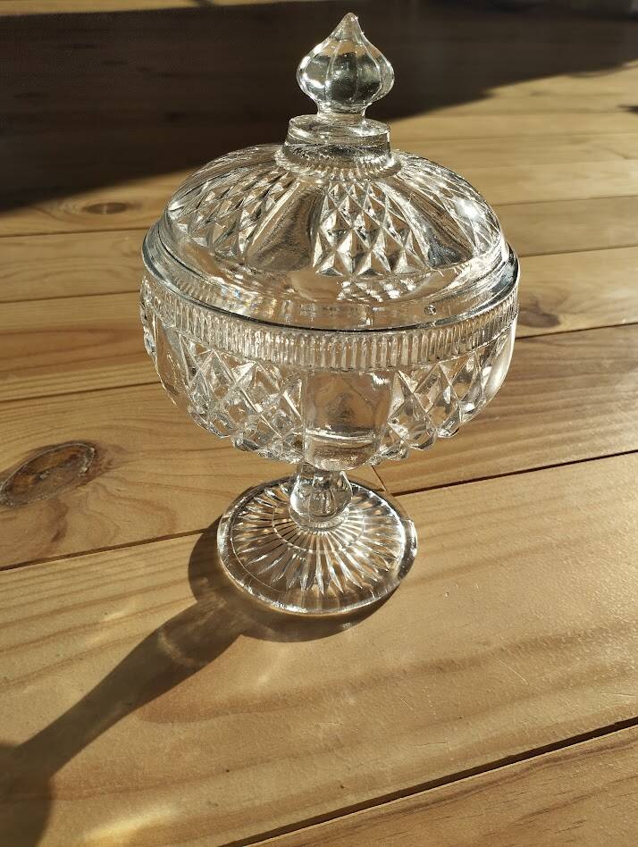 Footed glass bonbonnière – Fine design, Art Deco spirit