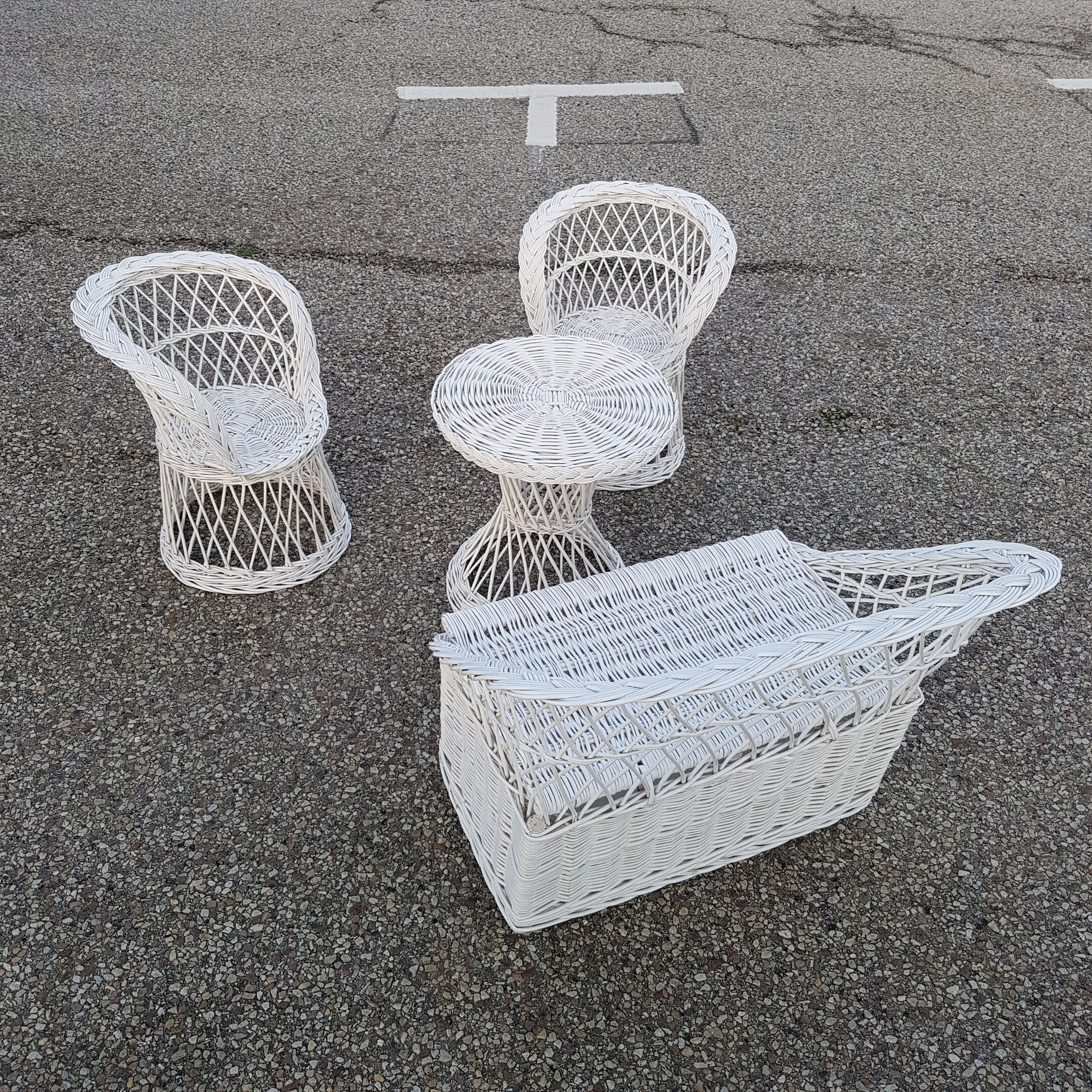 Trunk show white rattan for kids with bench seats and table