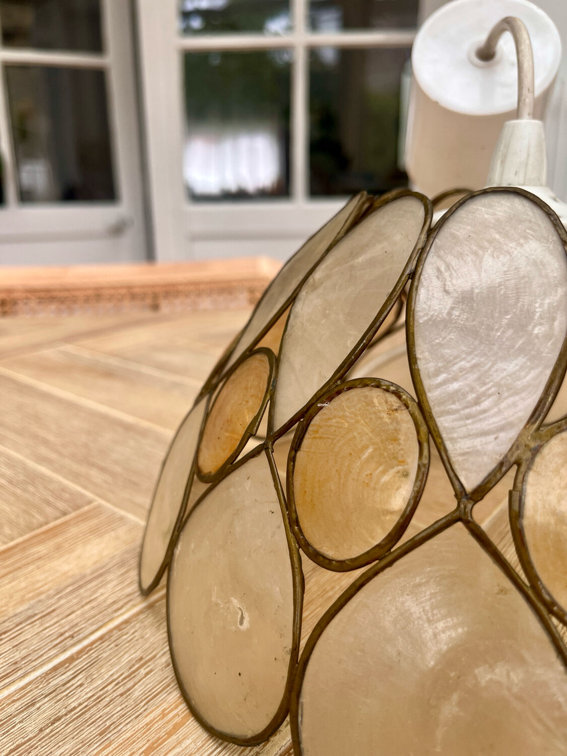 Beige mother-of-pearl "Petals" pendant