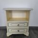 Table de chevet en bois beige, 2 tiroirs