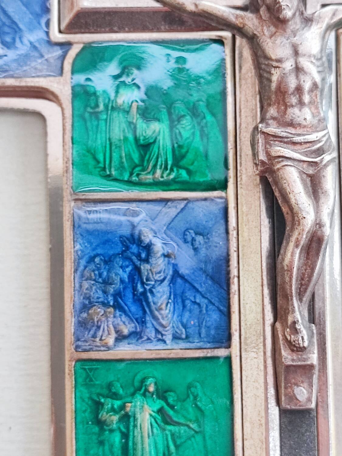 Crucifix en métal et émail