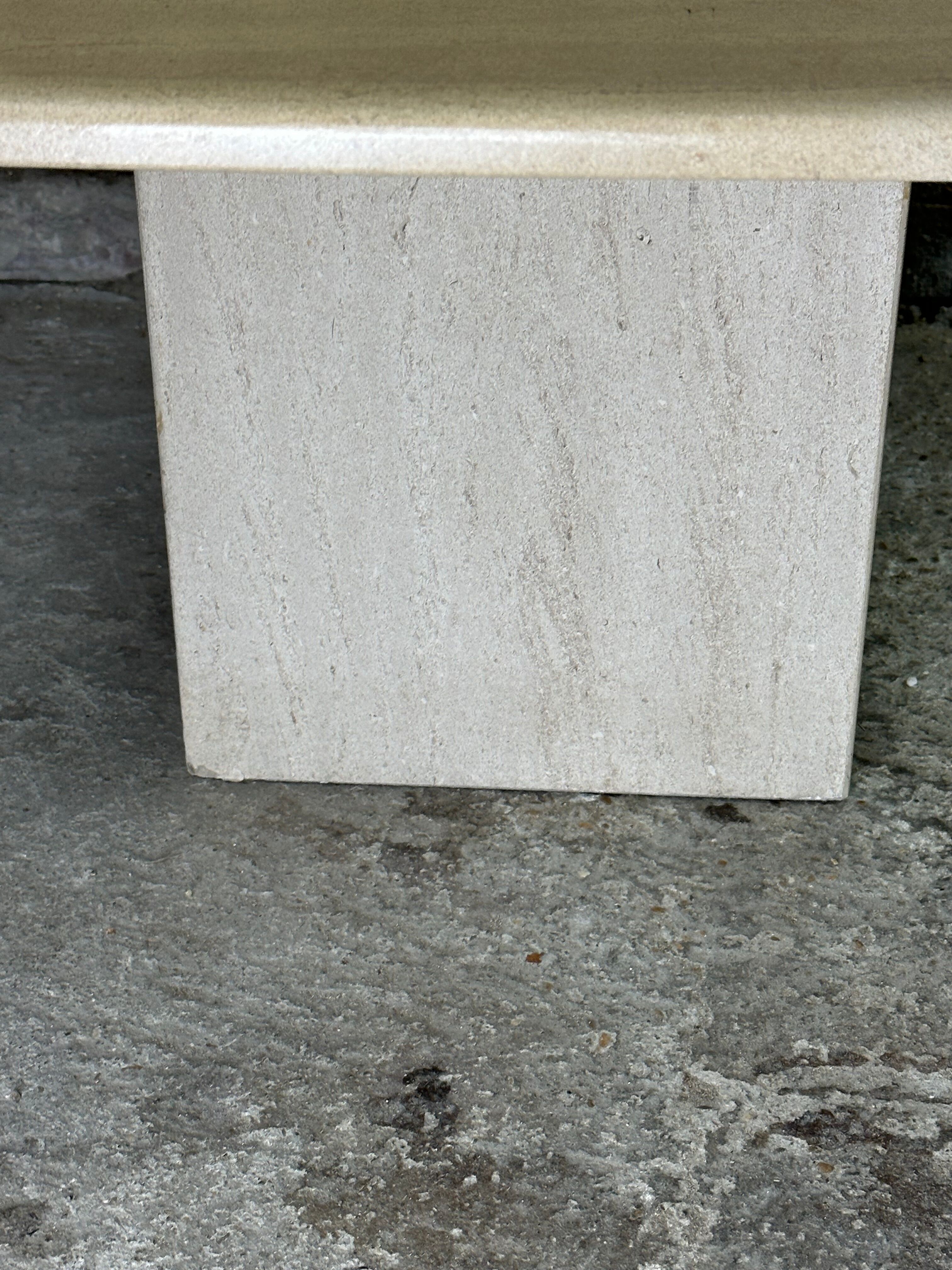 Table basse carrée vintage en travertin italie 1980