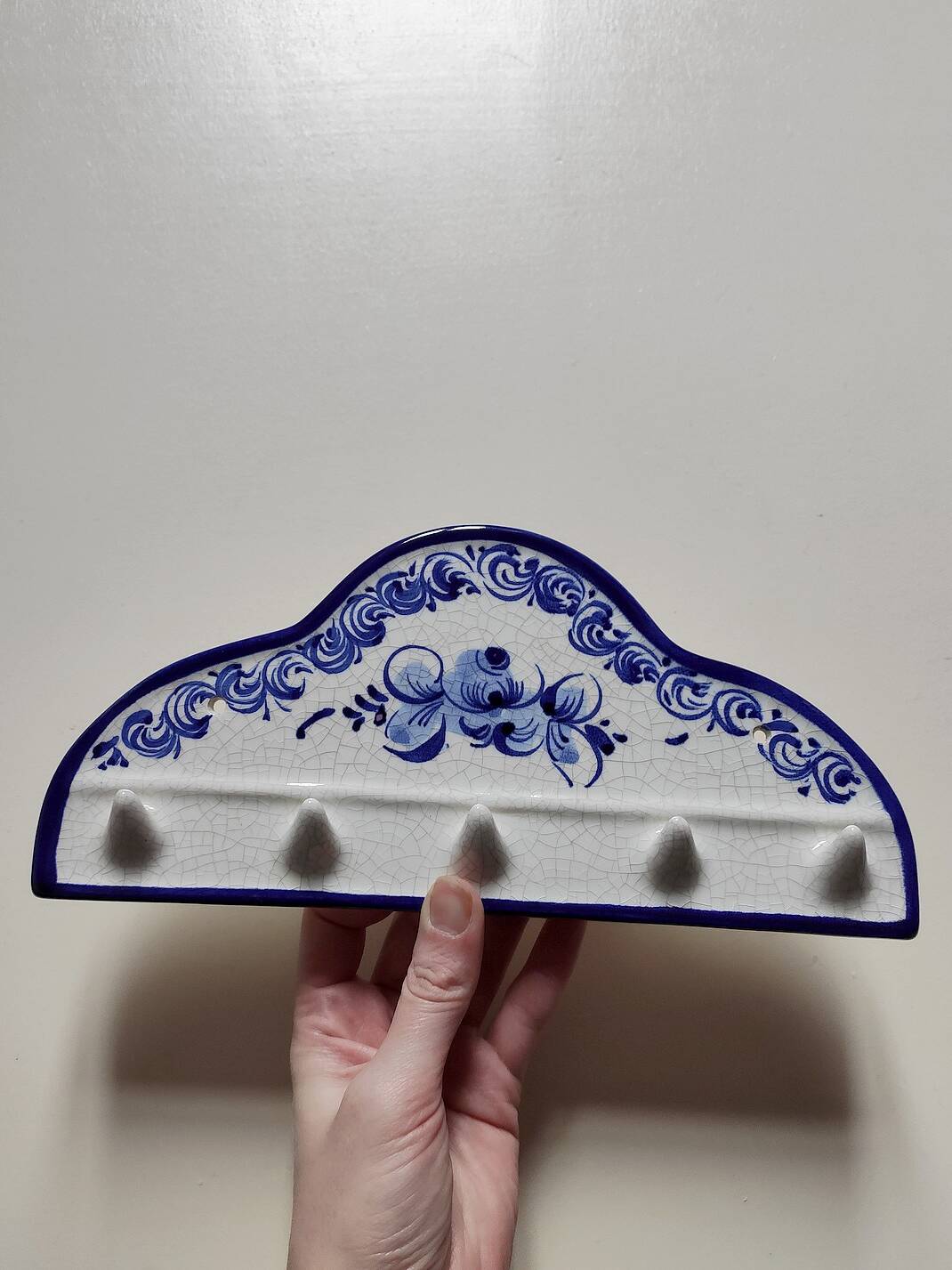 Cracked ceramic jewelry holder