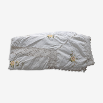 Nappe rectangulaire blanche coton, avec broderies fleurs jaunes 142 x 225 cm