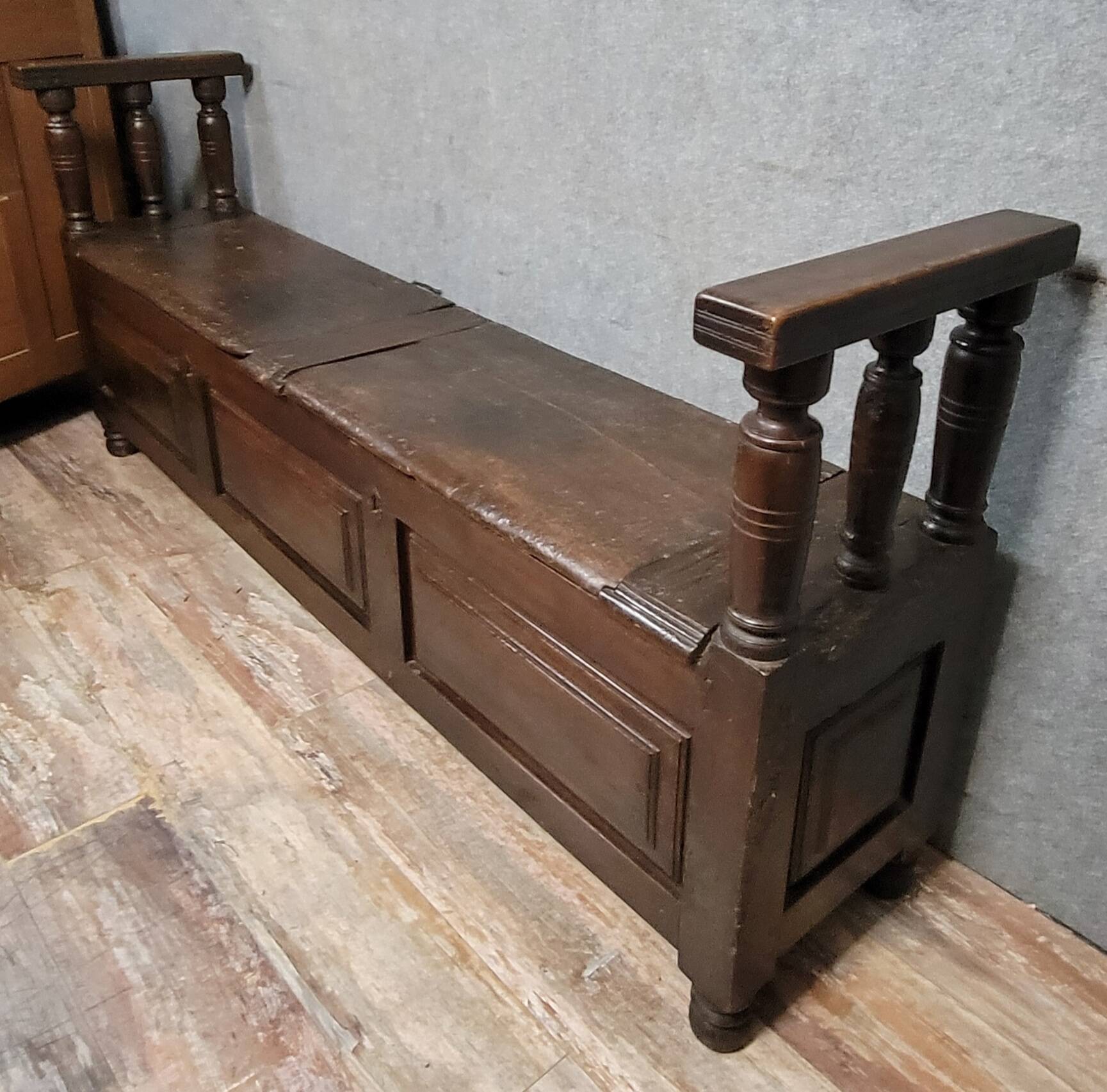 Very important Louis XIV period solid wood storage bench / 201 cm long
