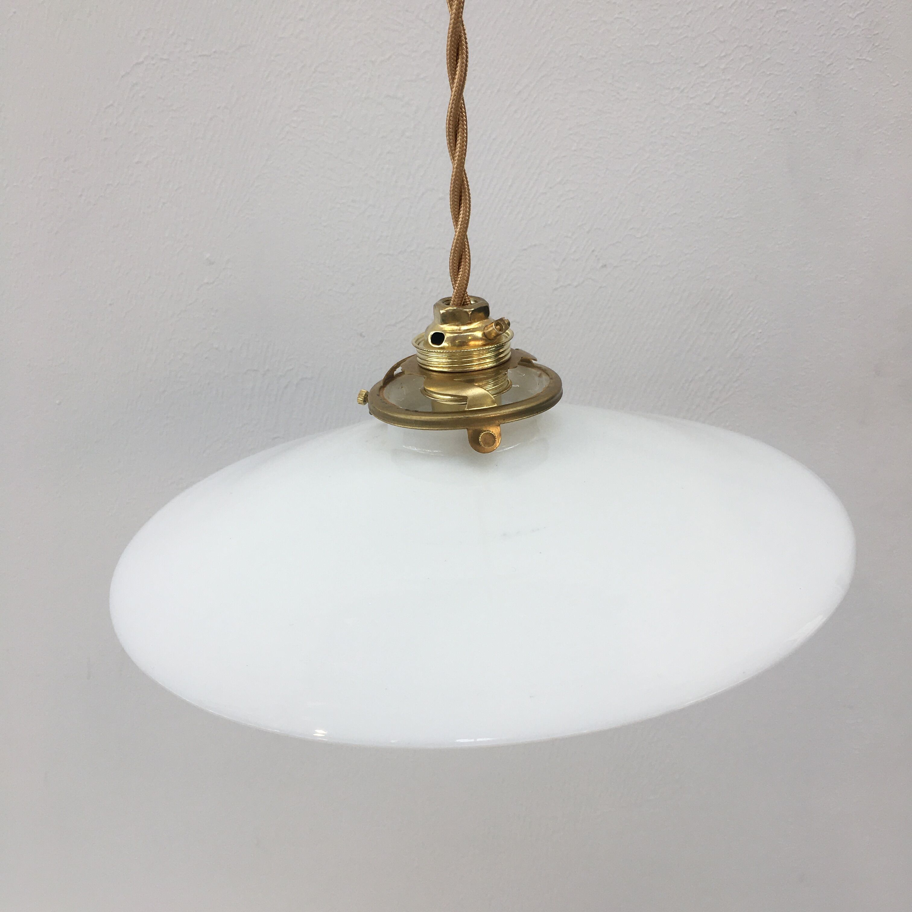 Paire de suspensions en opaline blanche