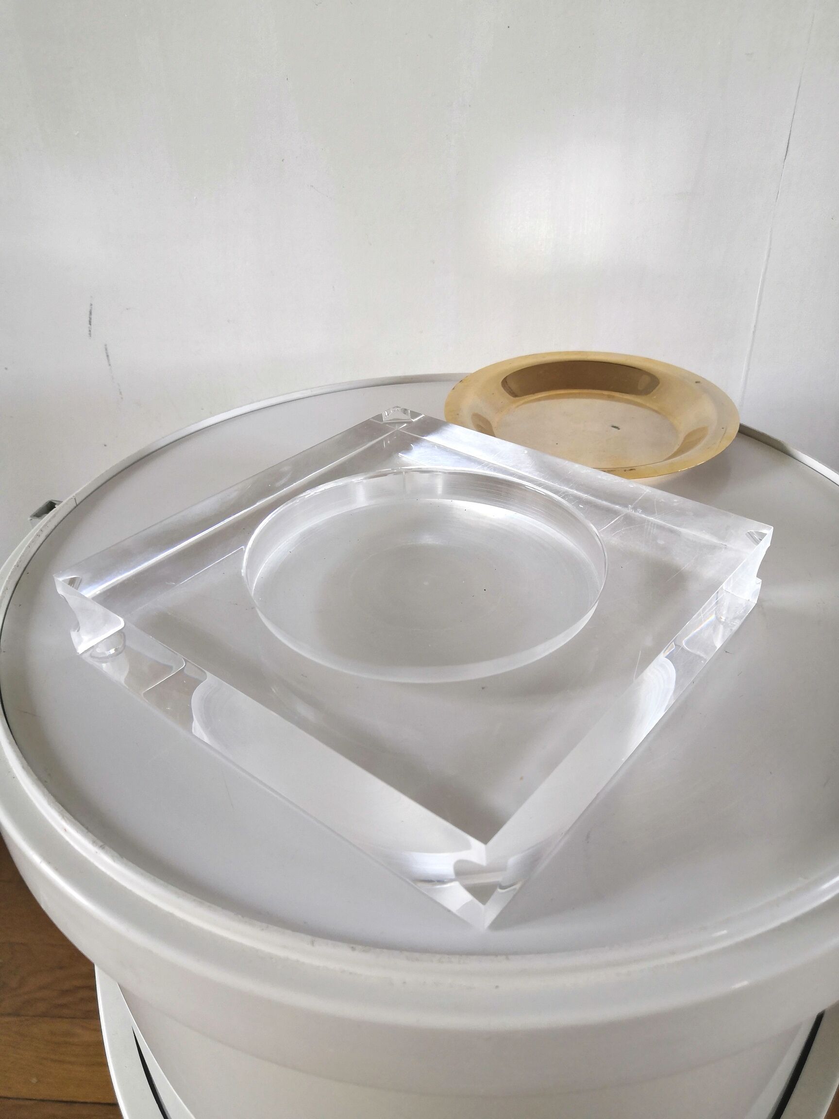 Empty cup pocket Plexiglas ashtray lucite design 70s