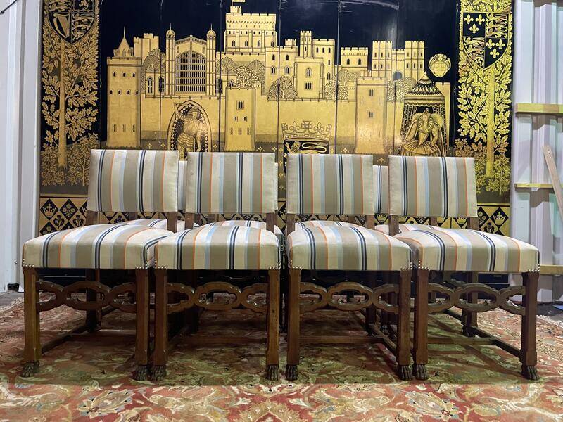 Suite de 8 chaises style Renaissance chêne