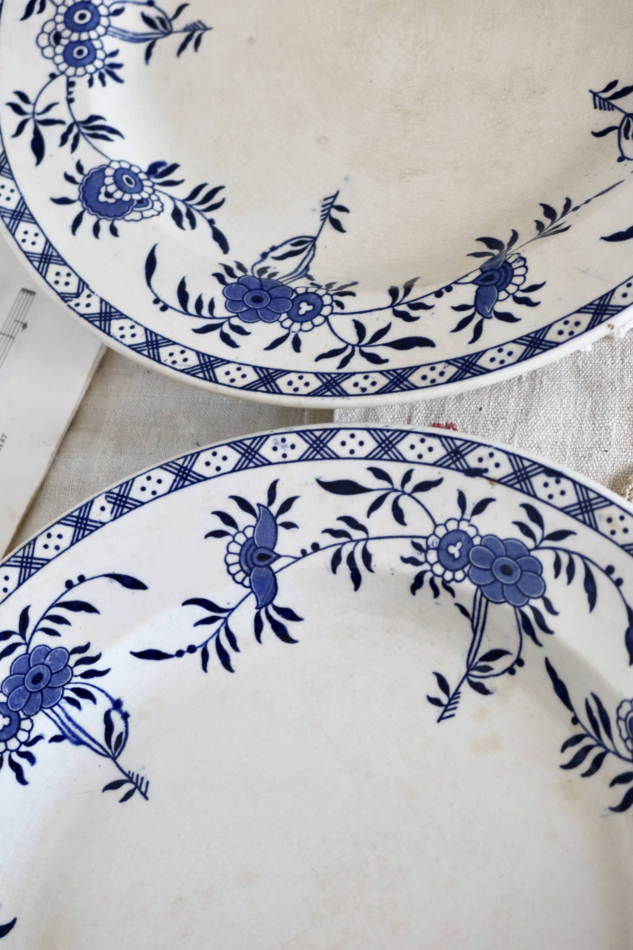 Round serving dishes - Rare Dresden porcelain