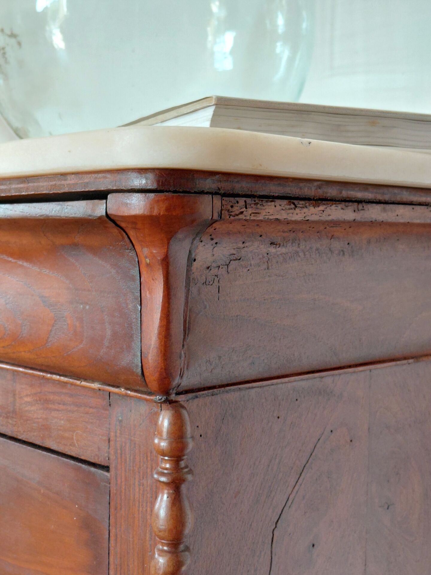 Louis-Philippe XIX walnut commode, twisted columns and marble.