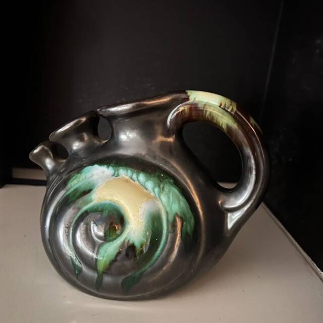 Ceramic with 3 Thulin spouts, black enamel, typical decoration in blue-green glaze, signed .20cmX16CM.