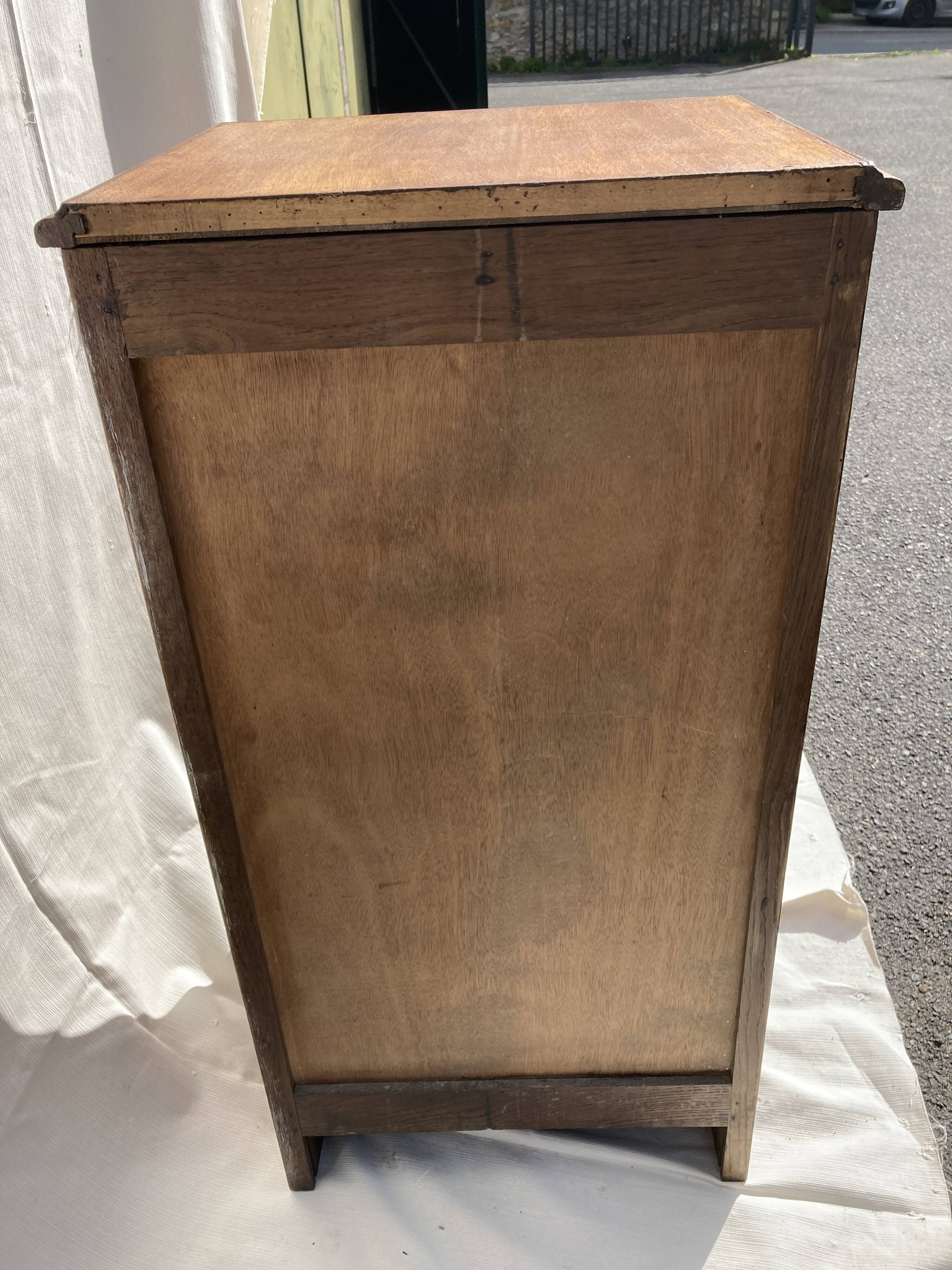 Curtain cabinet
