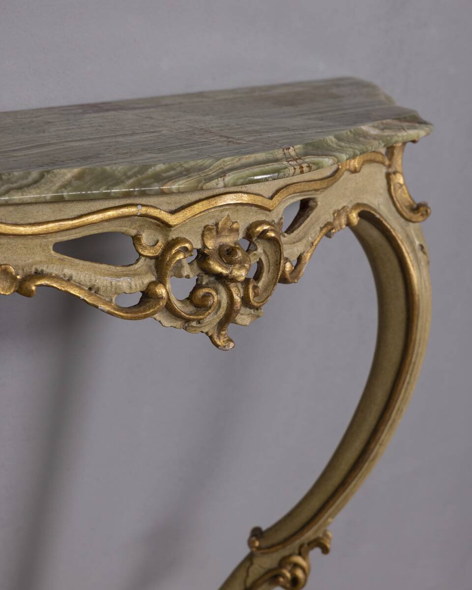 EARLY 20TH CENTURY BAROQUE-STYLE GOLDEN WOOD AND ONYX WALL CONSOLE TABLE