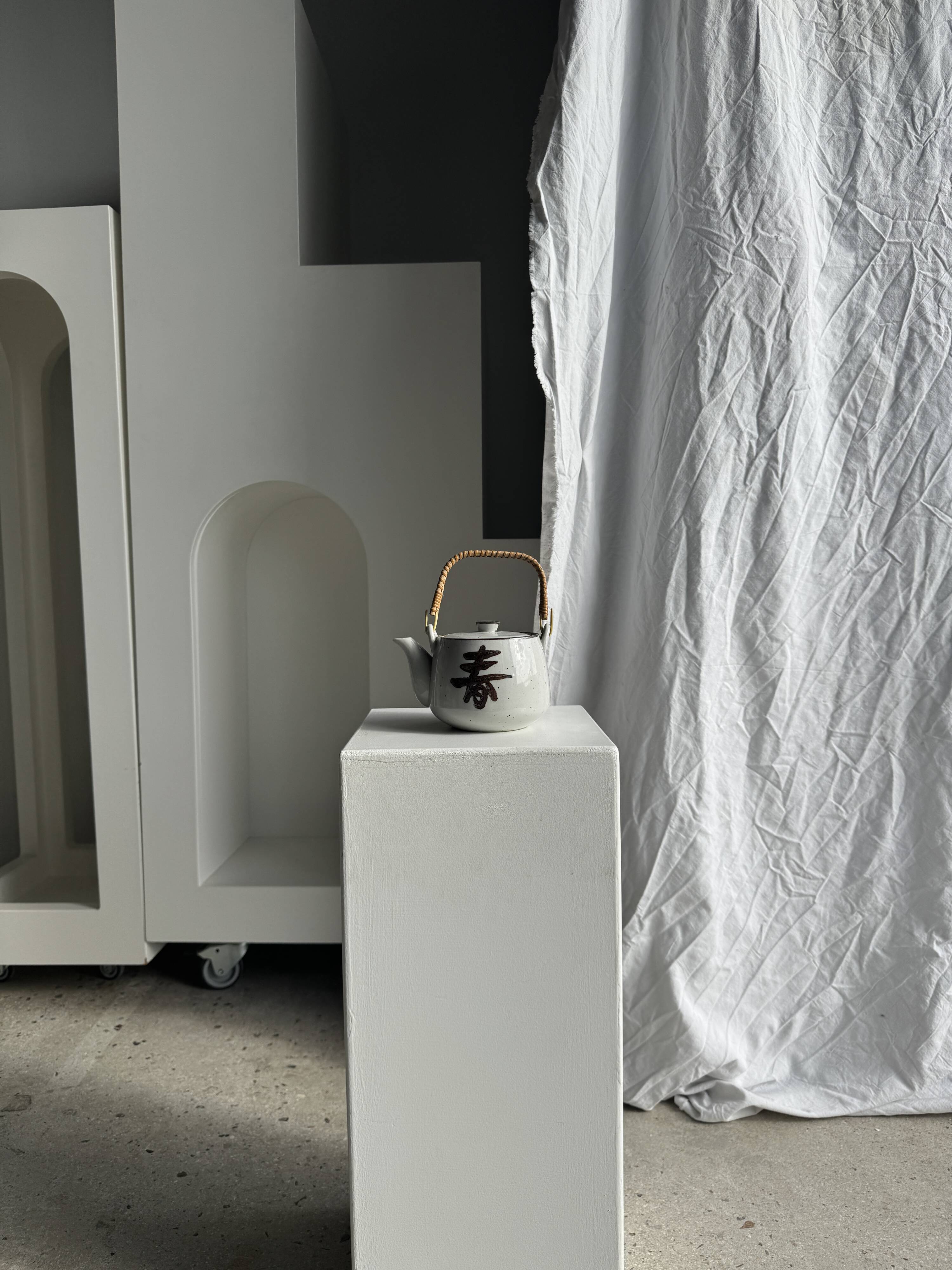 Petite théière asiatique en grès anse en rotin H11 D10