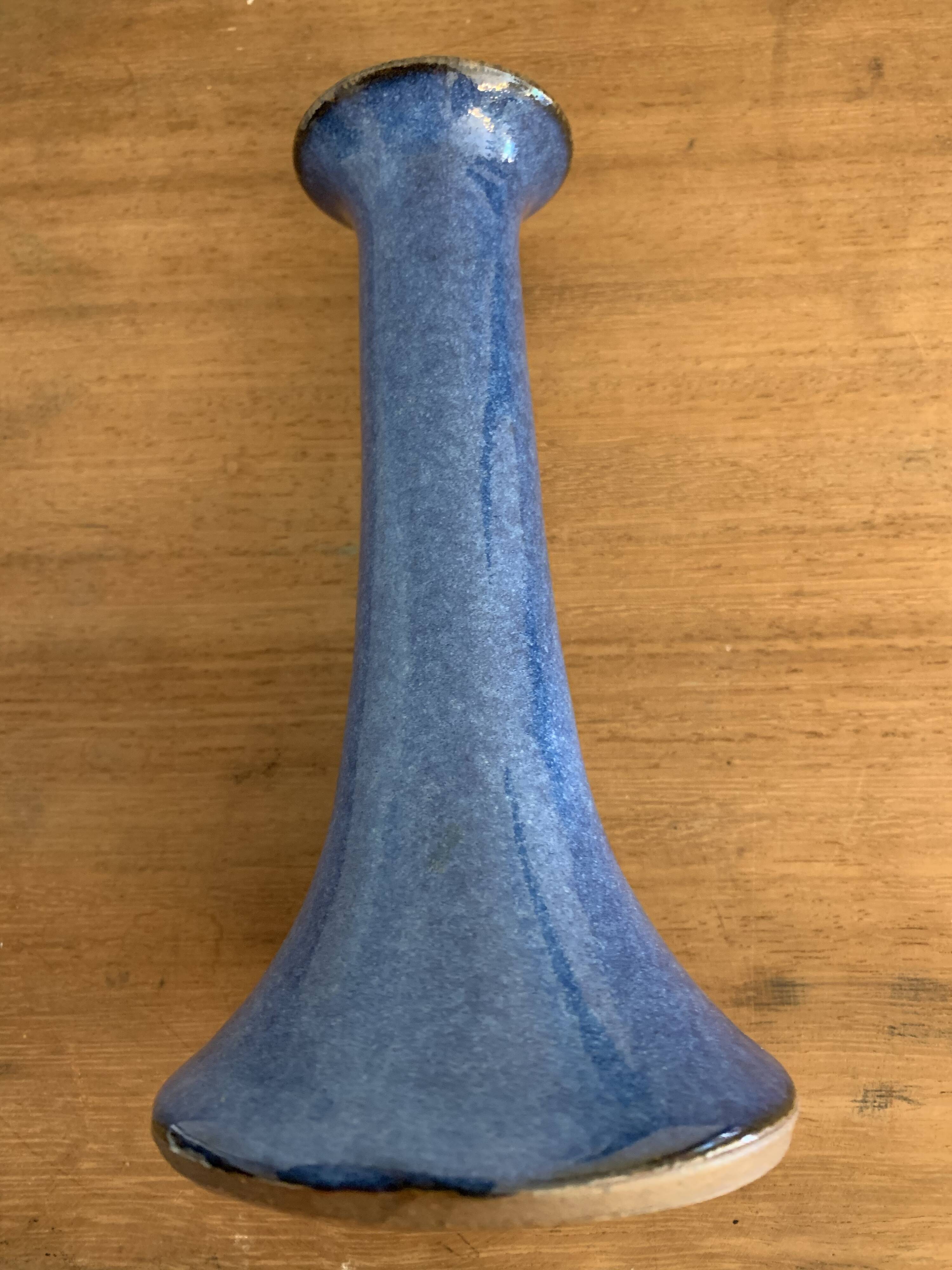 Paire de petits vases soliflores en grès bleu émaillé