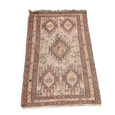 Tapis en soie noué main acheté en Iran– décor géométrique et animalier –
