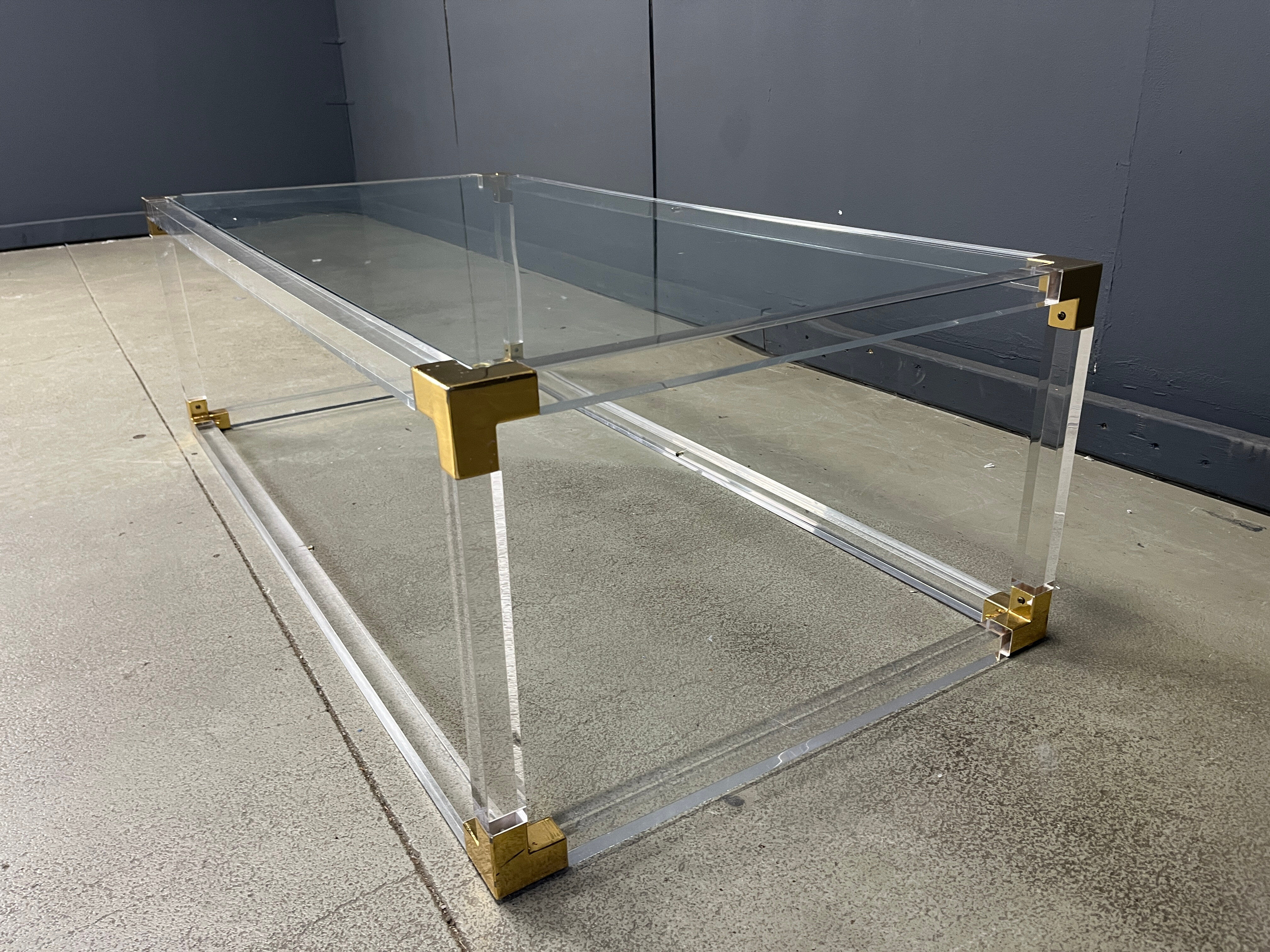 Table basse en laiton et lucite attribuée à Charles Hollis Jones, années 1970.