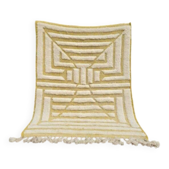 Handmade traditional Moroccan wool Berber rug 150 x 250 cm