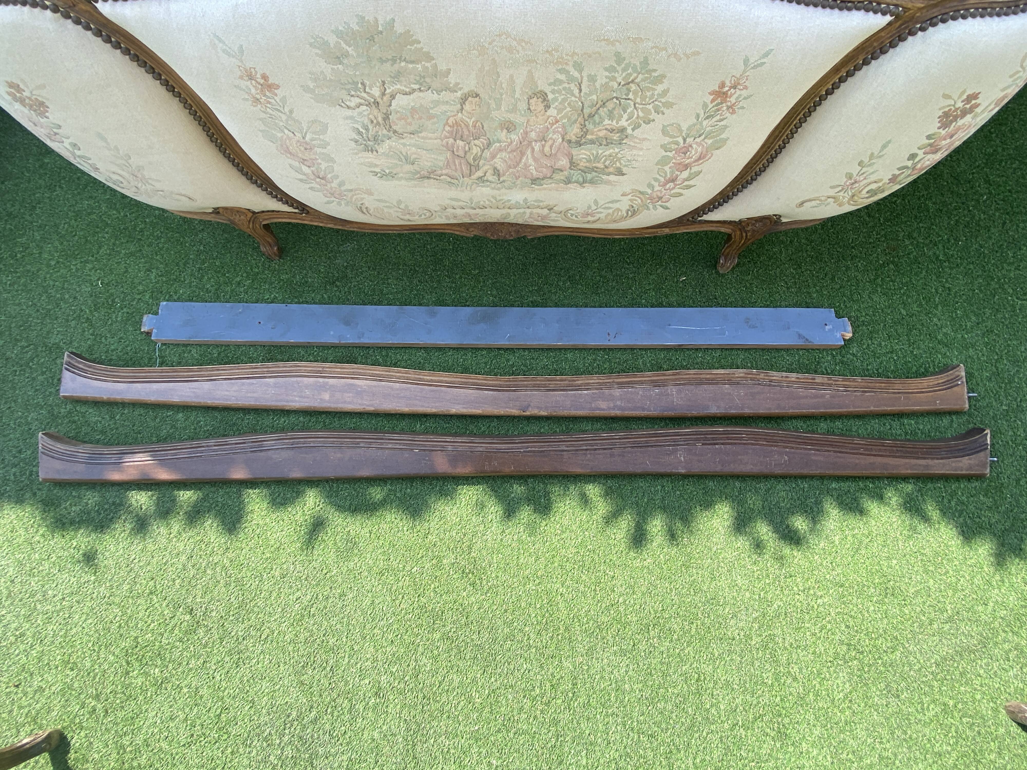 Basket bed and its two armchairs