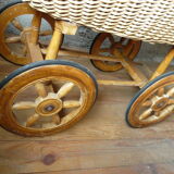 Ancien berceau en bois et osier sur roues