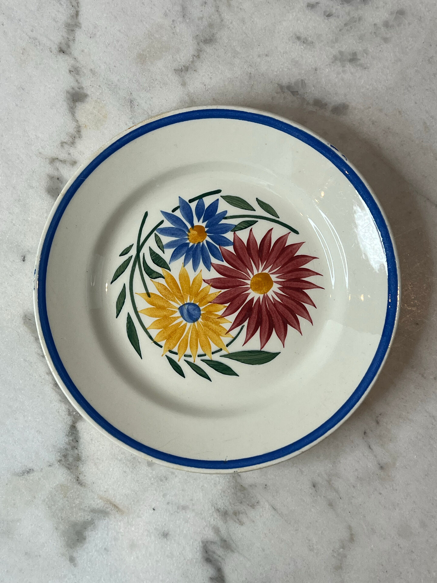 Flat plate with hand-painted floral decoration