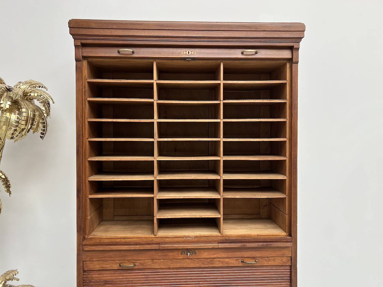 Armoire à rideaux en chêne massif, circa 1930