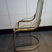 Chaise métallique tubulaire recouverte de dorure