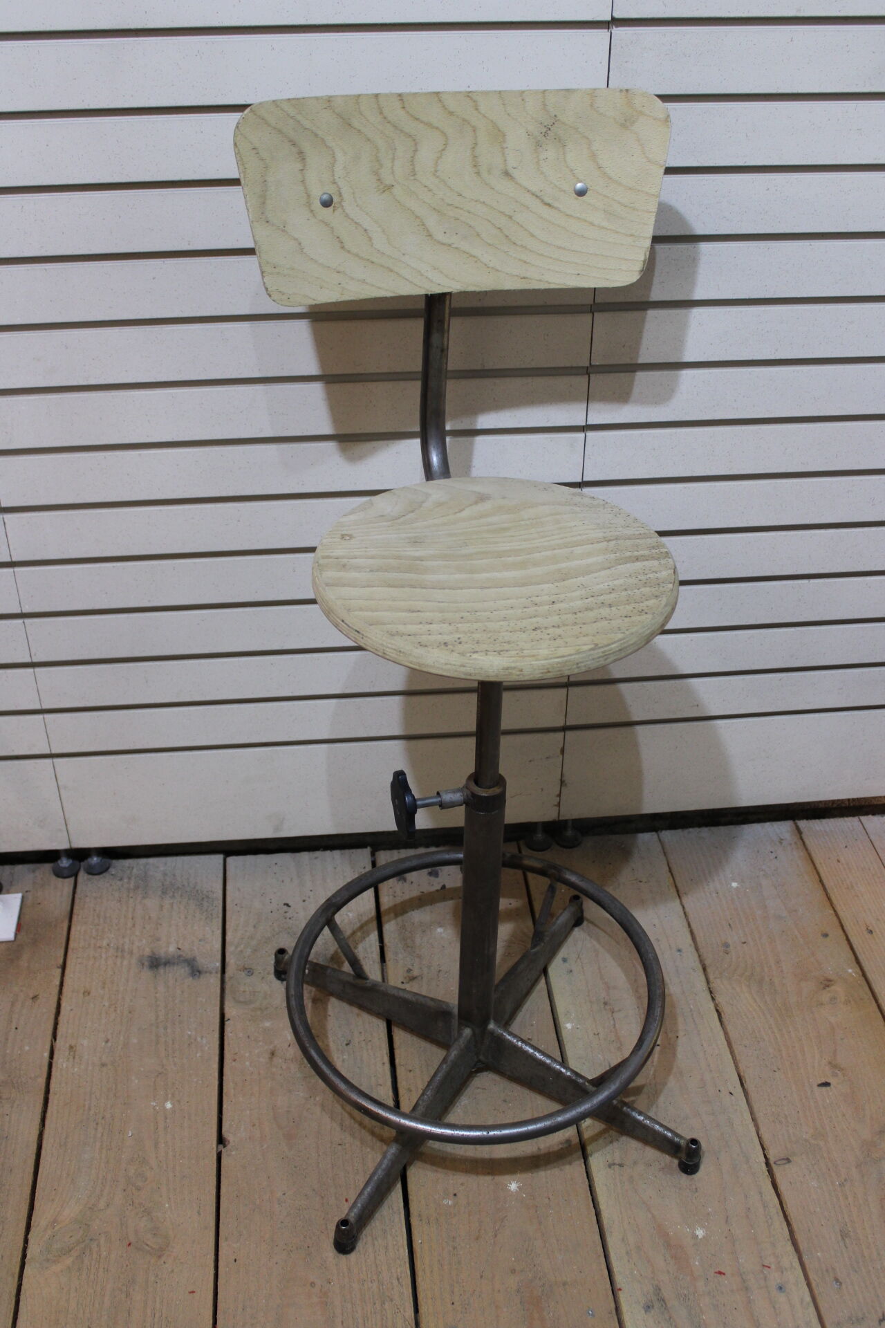 2 Vintage bar stools - adjustable height
