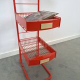 Rood metalen winkelvitrine winkelrek met manden vintage