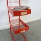 Rood metalen winkelvitrine winkelrek met manden vintage