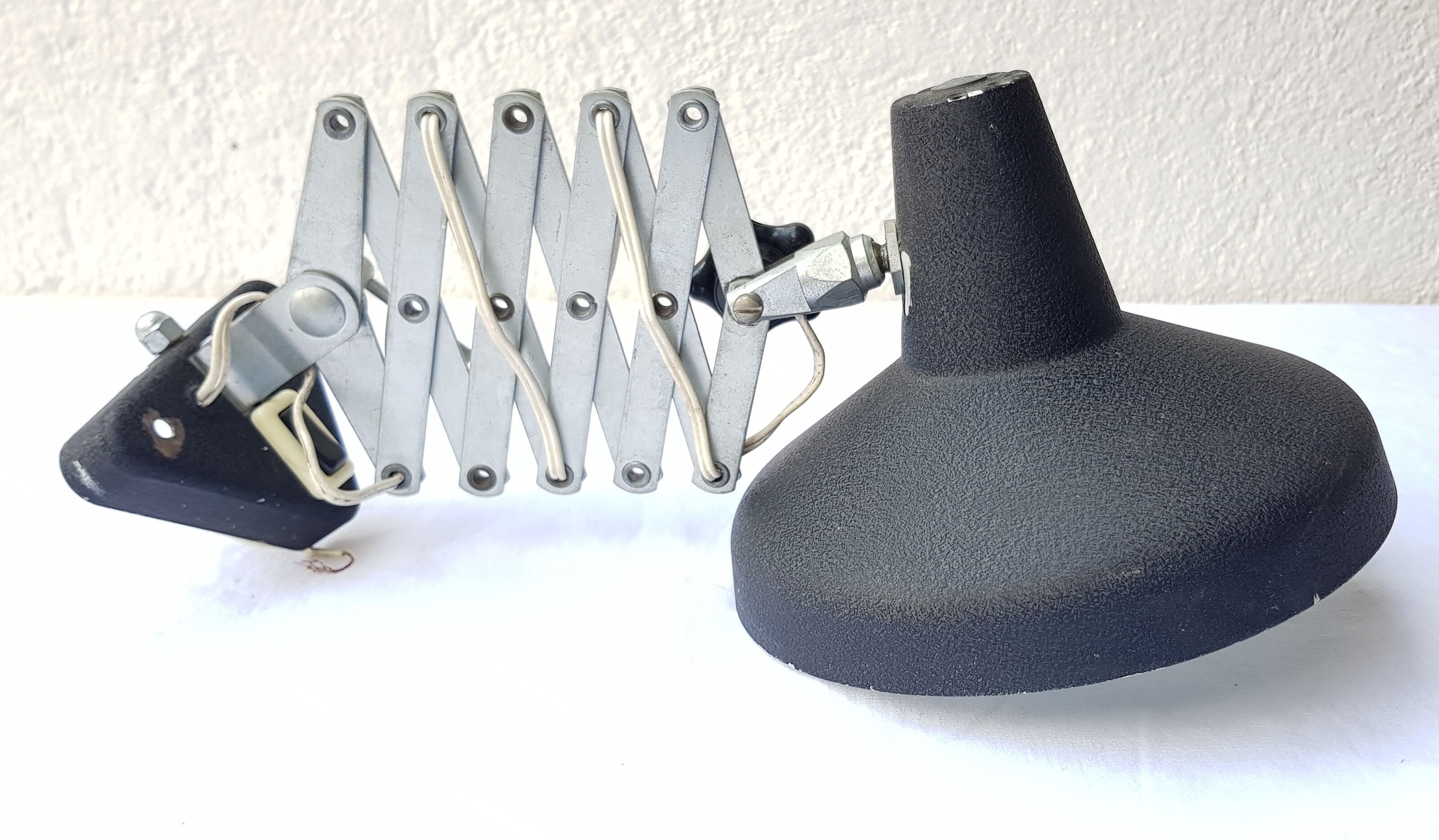 Zig zag style workshop accordion Wall lamp