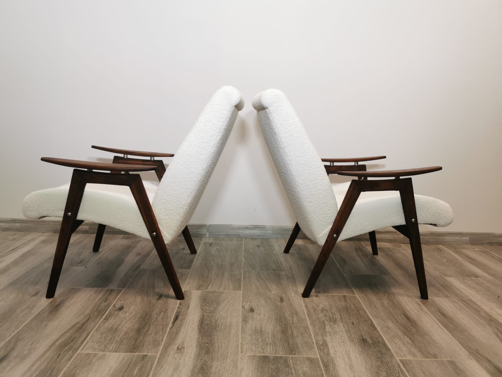 Paire de fauteuils par Jaroslav Smidek restaurés