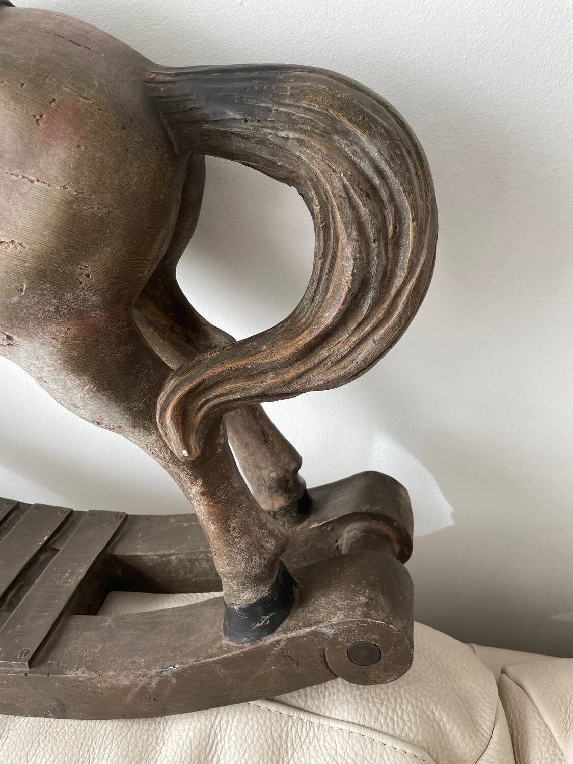 Cheval à bascule antique