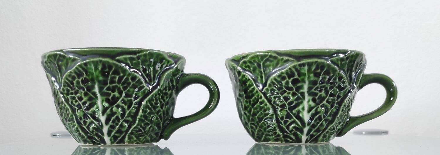 Paire de tasses en barbotine "Feuille de chou" - Caldas da Rainha