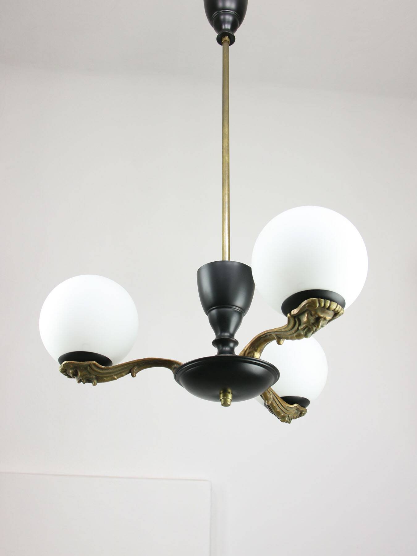 Lustre Art Déco en laiton et opaline, 1930