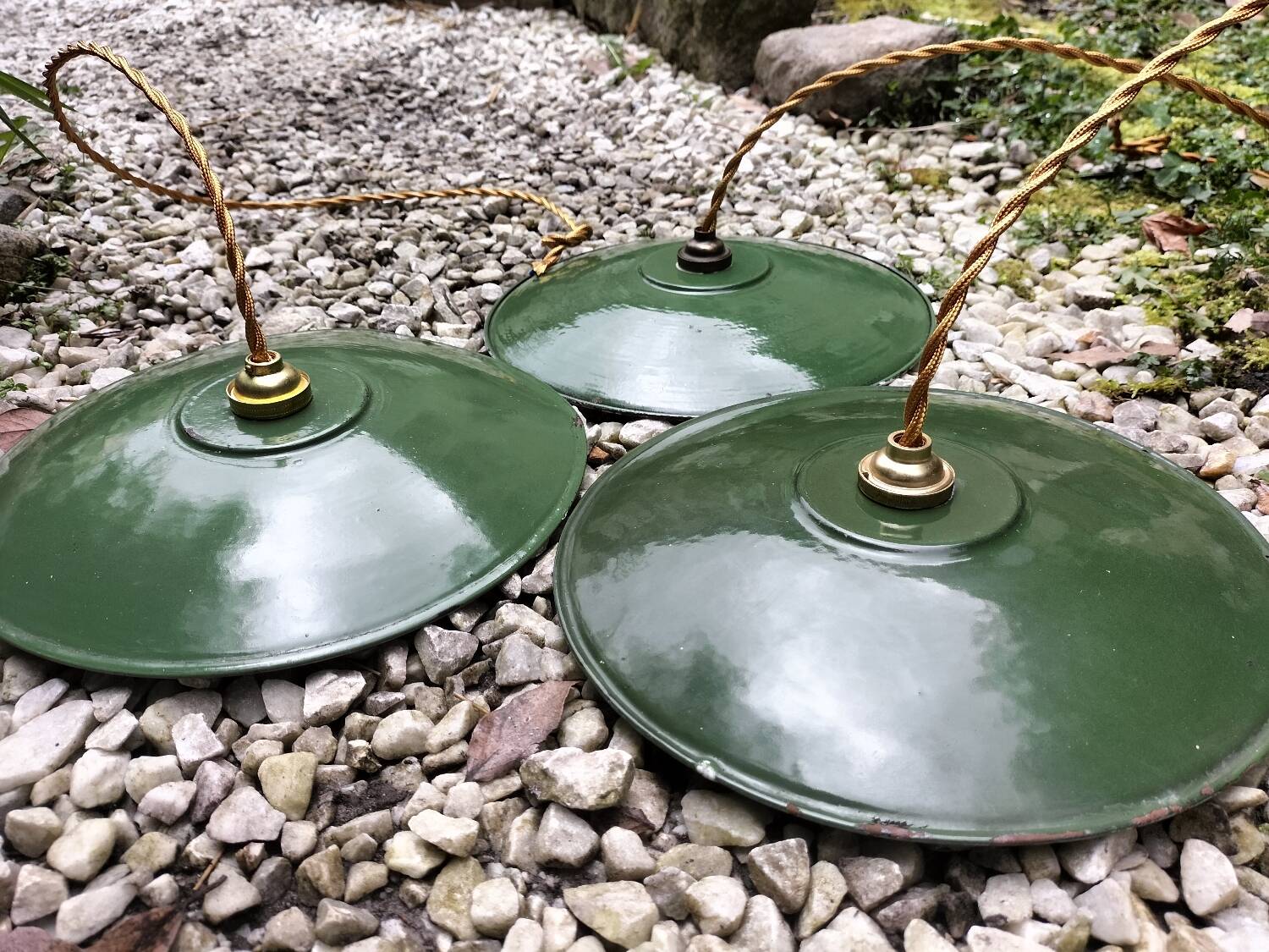 3 enamelled sheet metal suspensions