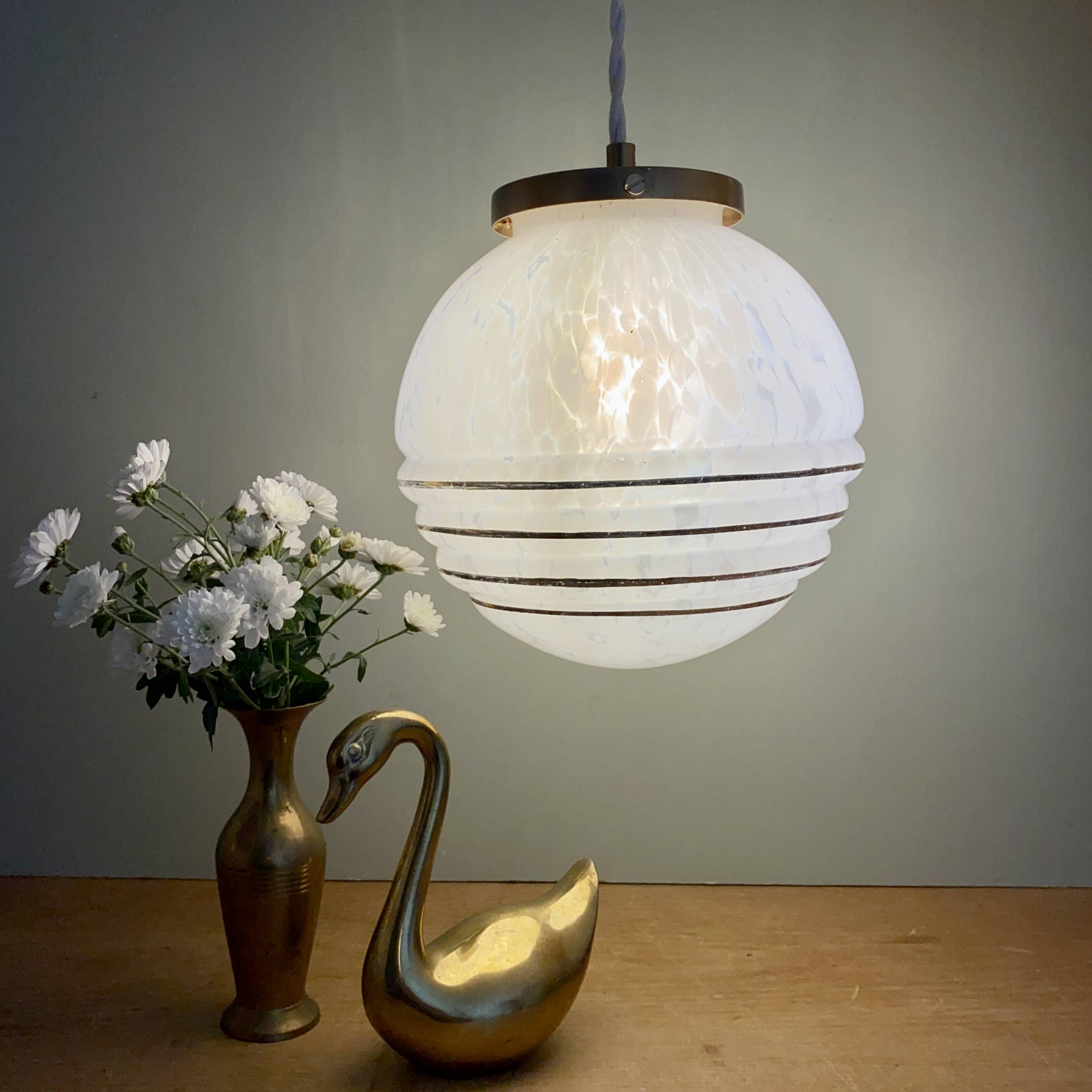 Suspension globe vintage en verre de clichy blanc et or