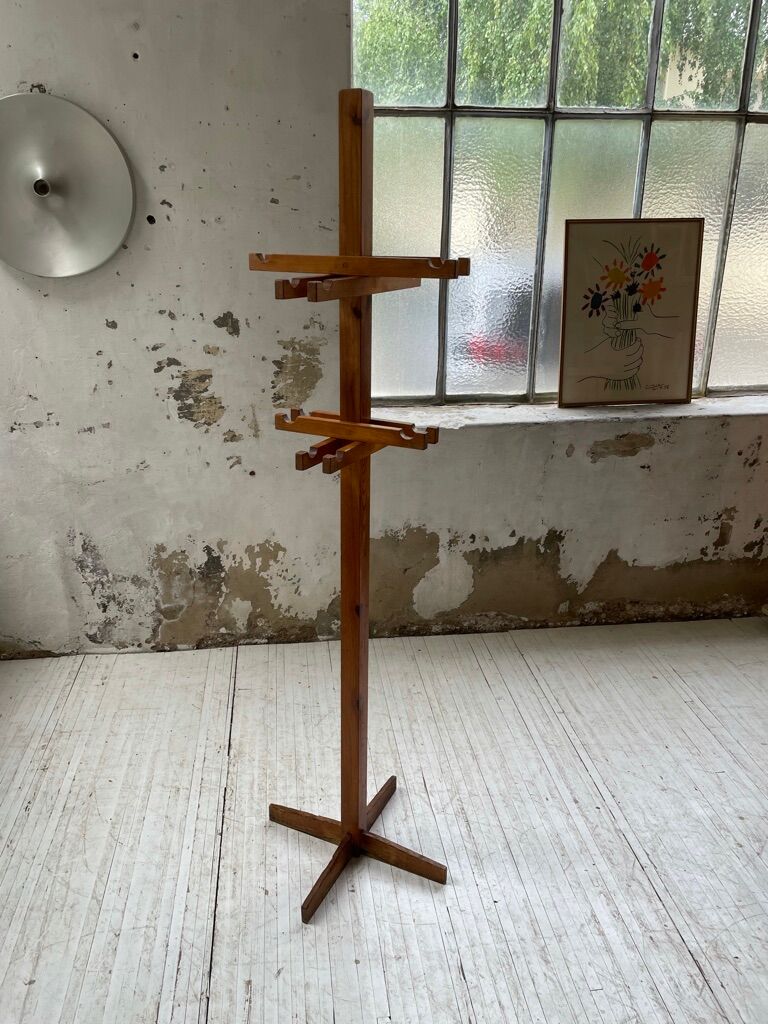 Patère wears pine coat 70