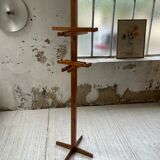 Patère wears pine coat 70