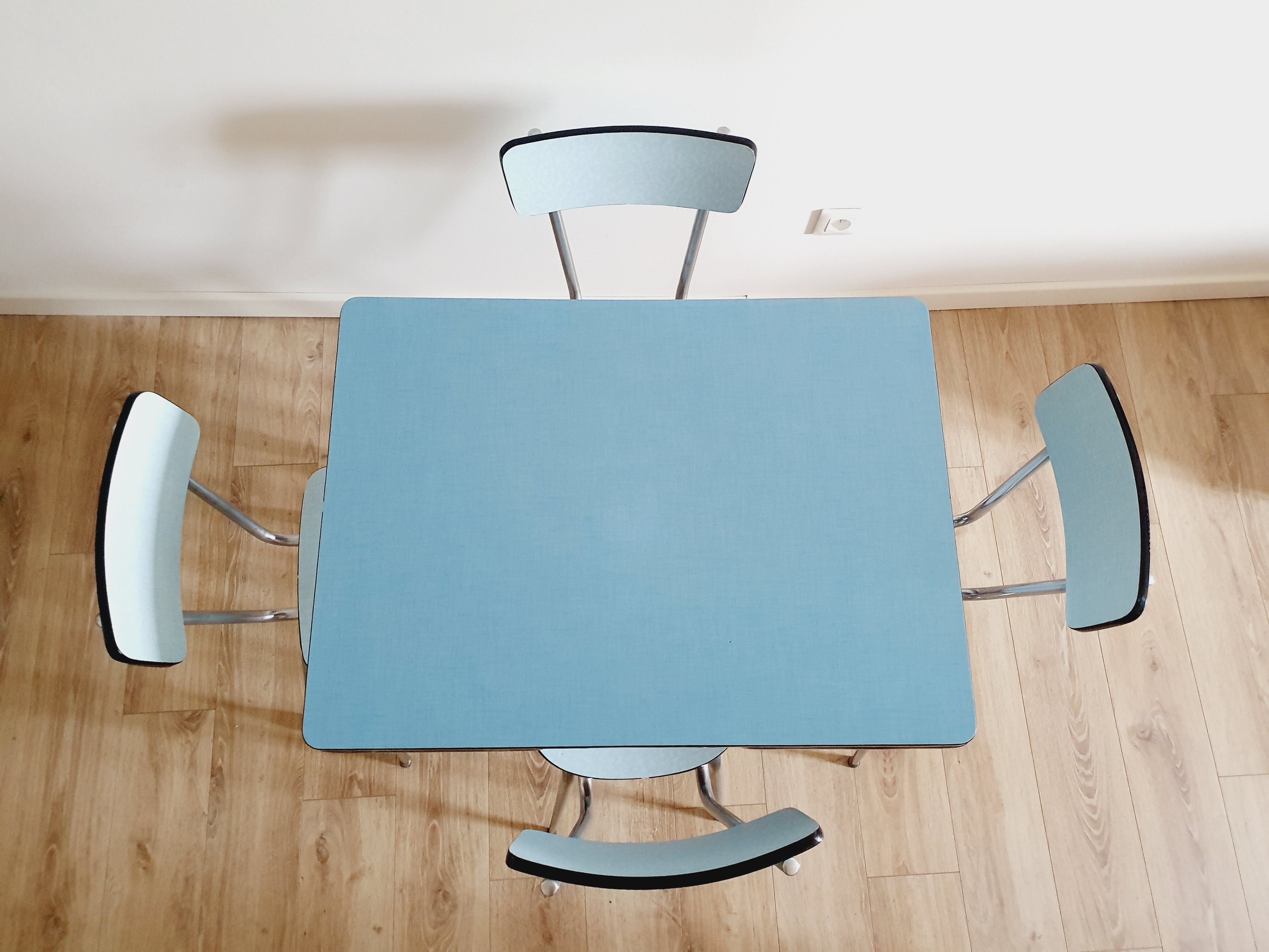 Table et 4 chaises en formica bleu