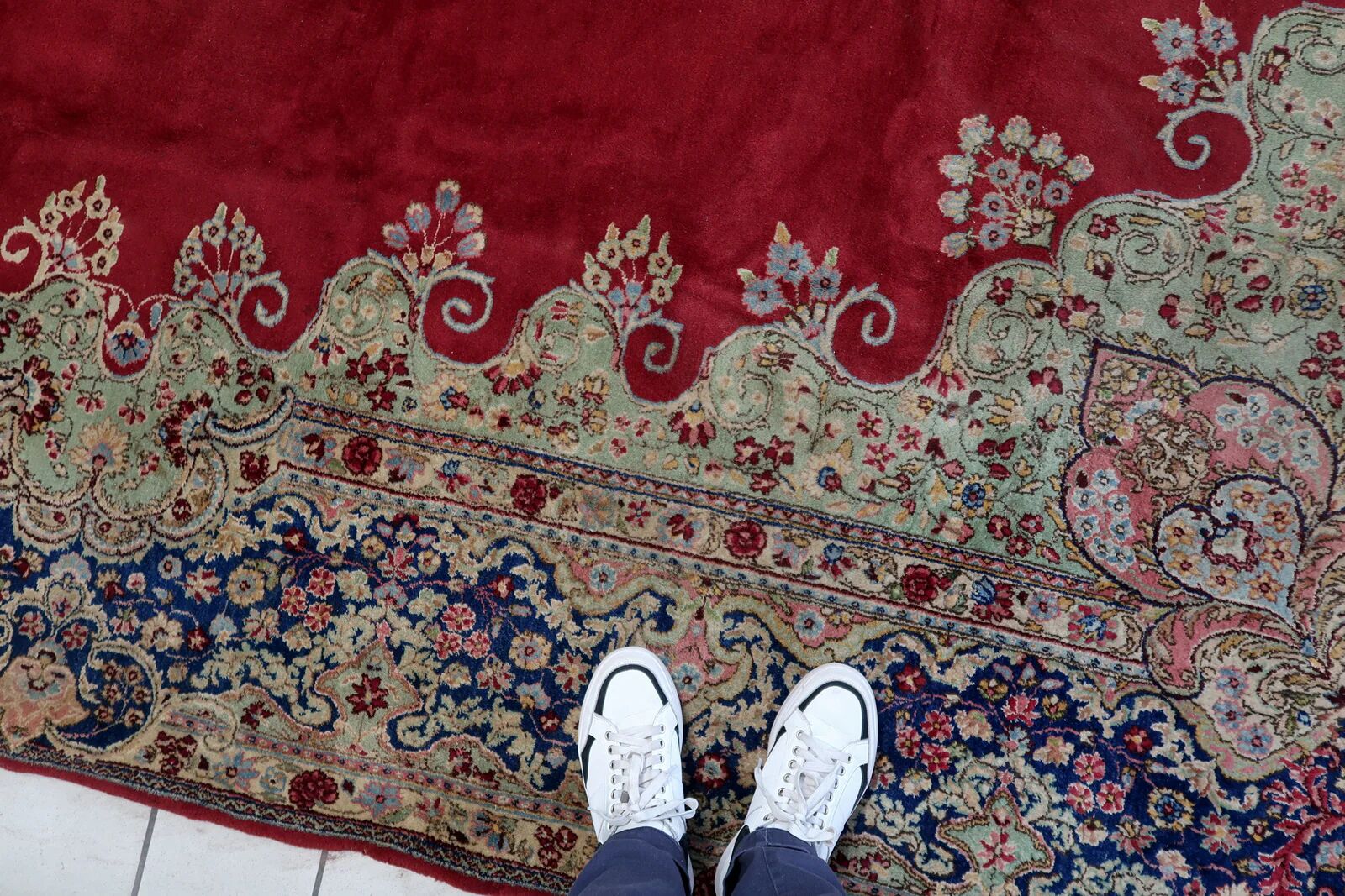 Antique 1920s Persian Kerman rug, floral medallion, red field, 273cm x 362cm