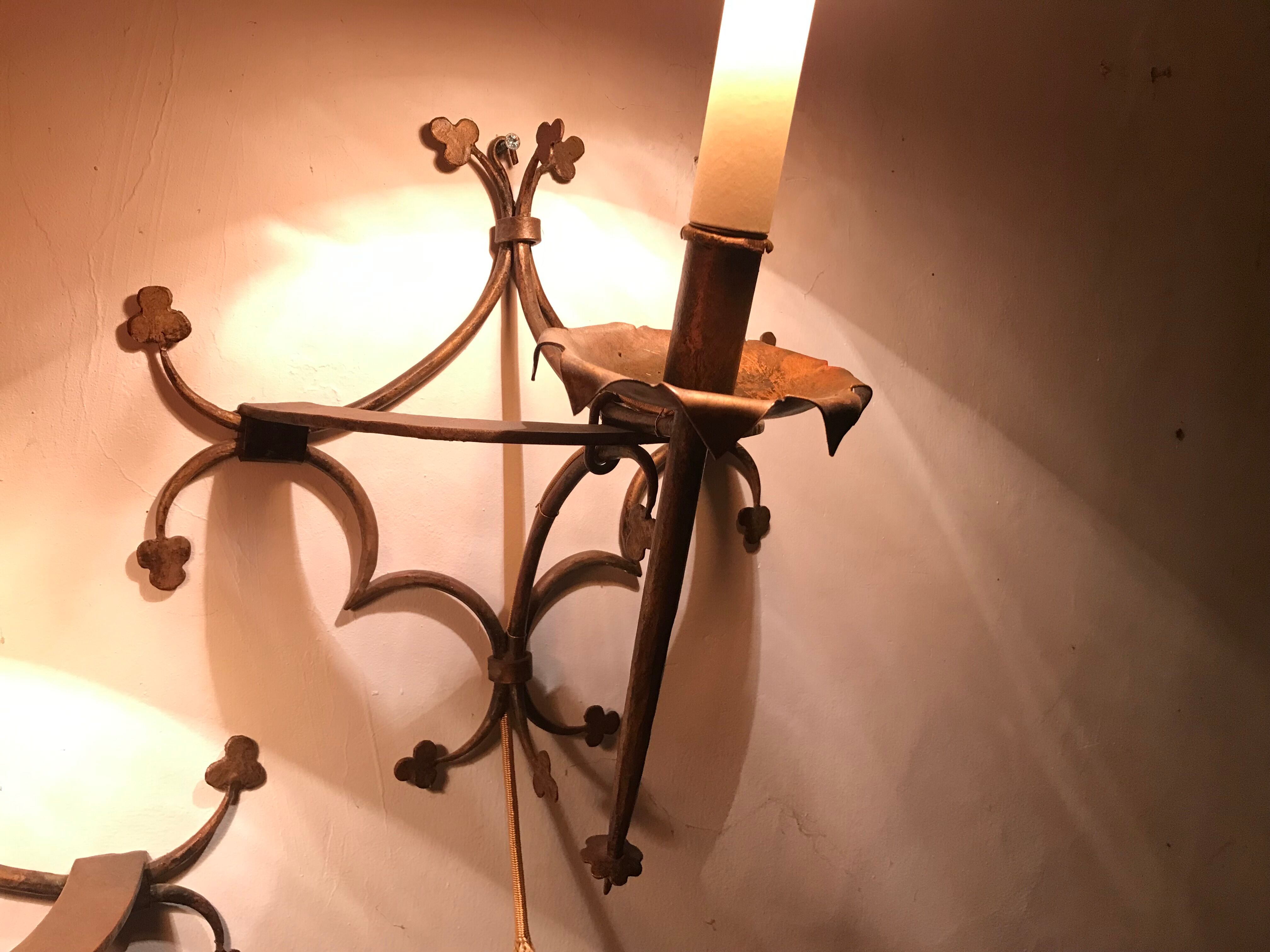Pair of gilded metal sconces decorated with clovers.